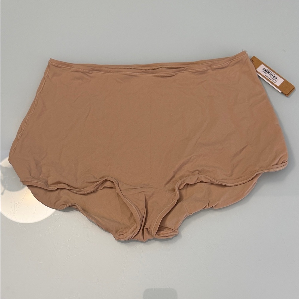 NWT SKIMS Fits Everybody Boyshort